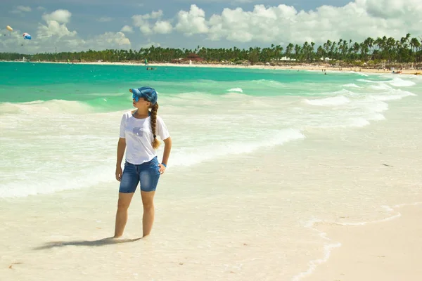 Una Chica Playa Punta Cana República Dominicana Brillantes Colores Del —  Fotos de Stock