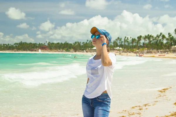 Una Chica Playa Punta Cana República Dominicana Brillantes Colores Del —  Fotos de Stock