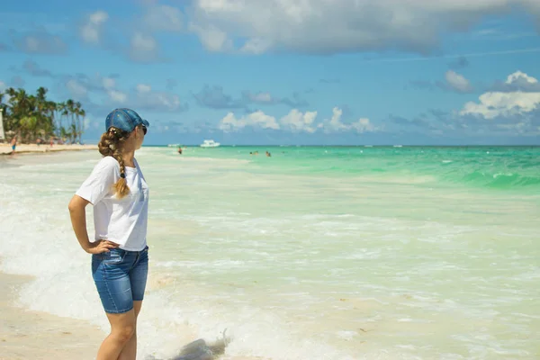 Una Chica Playa Punta Cana República Dominicana Brillantes Colores Del —  Fotos de Stock