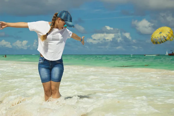 Uma Menina Praia Punta Cana República Dominicana Cores Brilhantes Mar — Fotografia de Stock