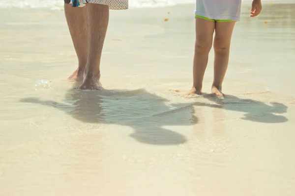 Papá Hijo Están Caminando Por Playa Primer Plano Las Piernas — Foto de Stock