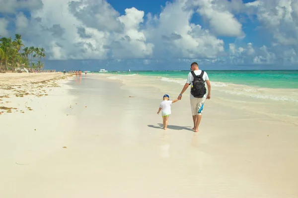 Papá Hijo Están Caminando Por Playa Playa Punta Cana República — Foto de Stock