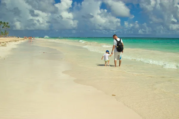 Vater Und Sohn Spazieren Strand Entlang Strand Punta Cana Dominikanische — Stockfoto