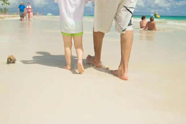 Papá Hijo Están Caminando Por Playa Primer Plano Las Piernas — Foto de Stock