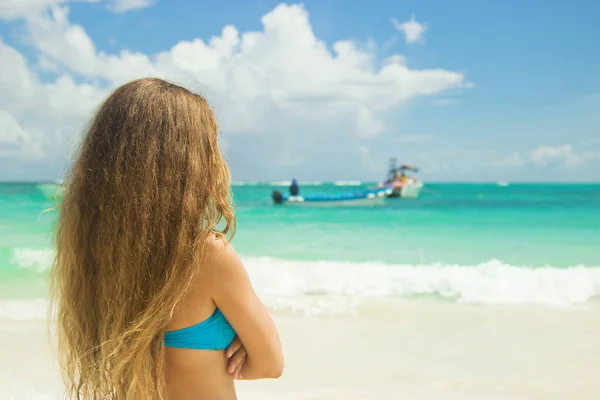 Una Chica Playa Punta Cana República Dominicana Brillantes Colores Del —  Fotos de Stock