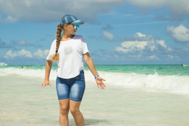 Bir kız plajda Punta Cana, Dominik Cumhuriyeti için. Karayip Denizi parlak renkler.