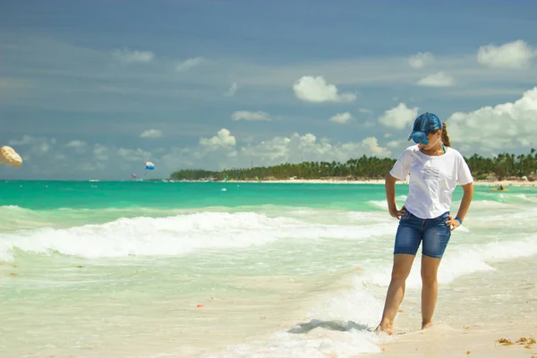 Uma Menina Praia Punta Cana República Dominicana Cores Brilhantes Mar — Fotografia de Stock