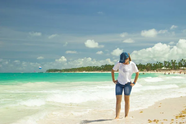 Una Chica Playa Punta Cana República Dominicana Brillantes Colores Del —  Fotos de Stock