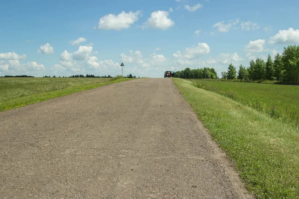 Landstraße. malerischer Blick auf den Sommer. — Stockfoto