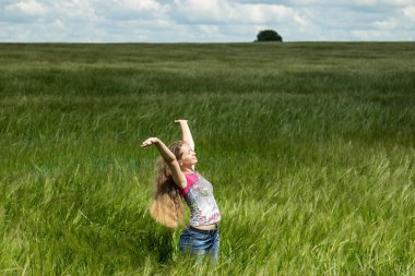 Bir yaz gününde çavdar dolu bir alanda bir kız.