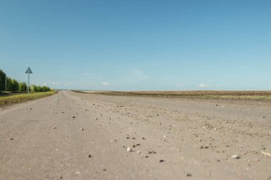 Yolun kırsal yoluyla. 