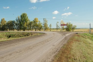 Yolun kırsal yoluyla. 