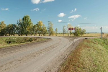 Yolun kırsal yoluyla. 