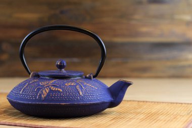 Mavi Çin dökme demir demlik. Mutfak aletleri. 