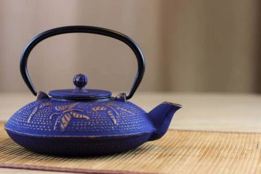 Mavi Çin dökme demir demlik. Mutfak aletleri. 