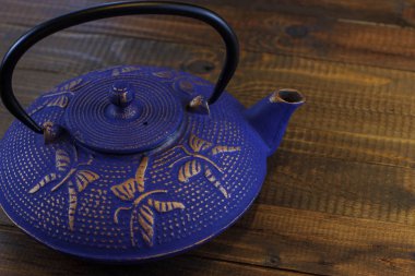 Mavi Çin dökme demir demlik. Mutfak aletleri. 