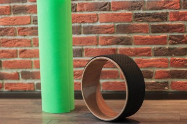 Pratik yoga ve bir yeşil yoga mat bir yüzük. Yoga kapalı