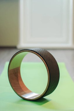 Pratik yoga ve bir yeşil yoga mat bir yüzük. Yoga kapalı