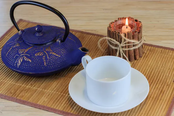 Niebieski żeliwa chiński czajniczek. Naczynia do gotowania. — Zdjęcie stockowe