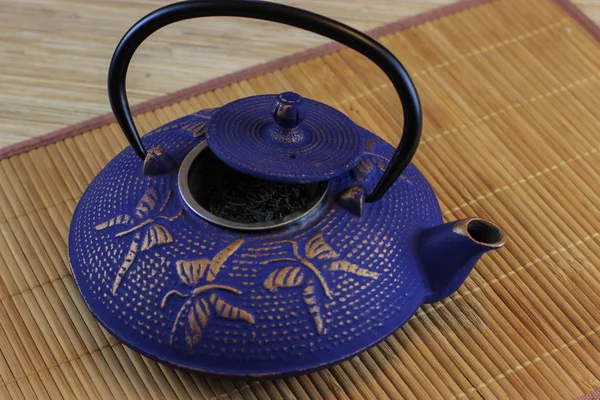Blaue chinesische gusseiserne Teekanne. Kochutensilien. — Stockfoto