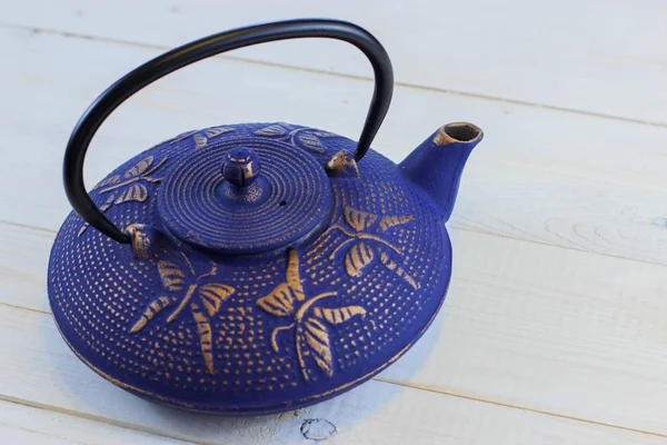 Blue Chinese cast iron teapot. Cooking utensils. — Stock Photo, Image