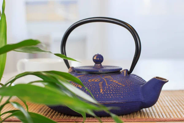 Blaue chinesische gusseiserne Teekanne. Teetrinken. — Stockfoto