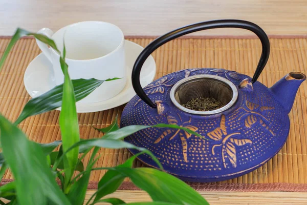 Bule de ferro fundido chinês azul. Beber chá . — Fotografia de Stock