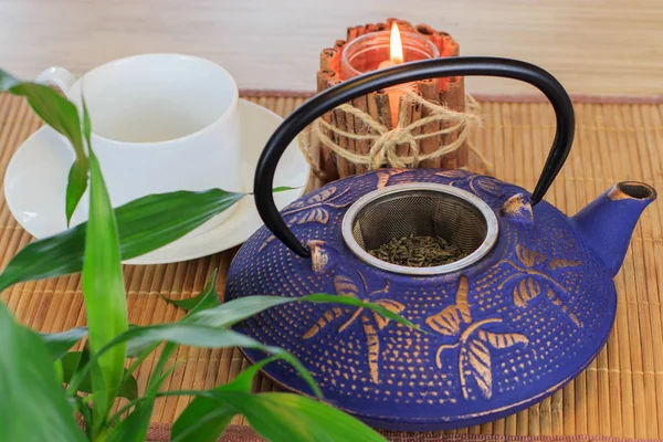Niebieski żeliwa chiński czajniczek. Picia herbaty. — Zdjęcie stockowe