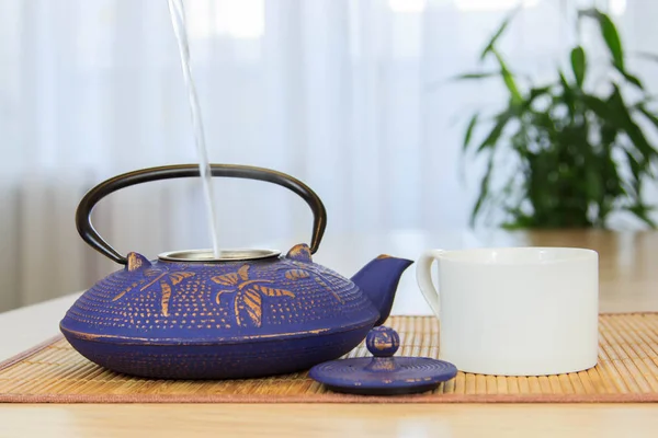 Teiera di ghisa blu cinese. Bere tè . — Foto Stock