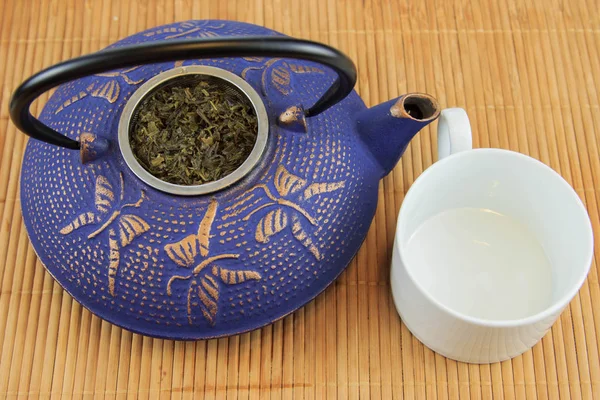 Tetera china de hierro fundido azul. El proceso de elaboración del té . — Foto de Stock