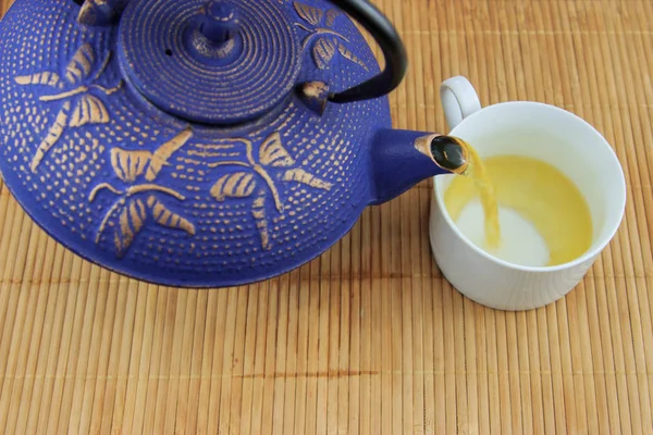 Niebieski żeliwa chiński czajniczek. Proces parzenia herbaty. — Zdjęcie stockowe