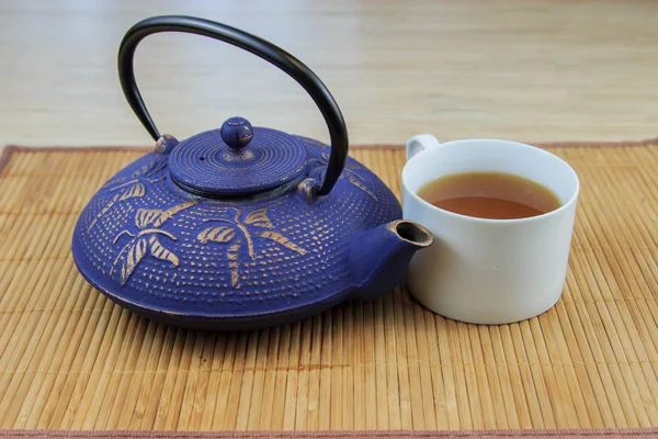 青い中国鋳鉄製ティーポット。お茶を醸造プロセス. — ストック写真