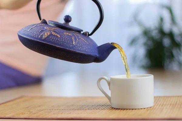 Niebieski żeliwa chiński czajniczek. Proces parzenia herbaty. — Zdjęcie stockowe