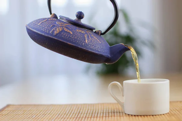 Teiera di ghisa blu cinese. Il processo di preparazione del tè . — Foto Stock