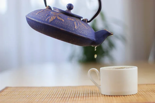 Teiera di ghisa blu cinese. Il processo di preparazione del tè . — Foto Stock