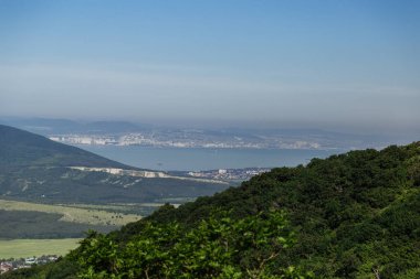 Markhotsky sırtı baharda, Gelendzhik