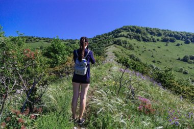 Kız doğada yalnız olmaktan hoşlanıyor. Bahar Gelendzhik.
