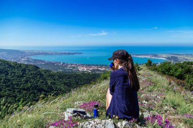 Kız doğada yalnız olmaktan hoşlanıyor. Bahar Gelendzhik.