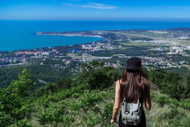 Kız doğada yalnız olmaktan hoşlanıyor. Bahar Gelendzhik.