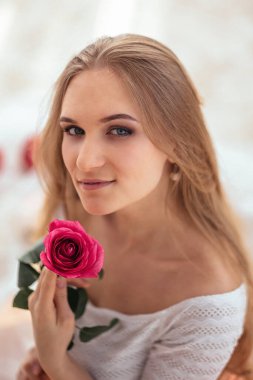 Çiçekli genç bir kadının bahar ve yaz portresi, doğal güneş ışığı.