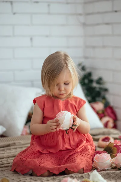 Flicka Leker Med Blommor Sängen Vårhumör — Stockfoto