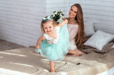 Küçük kız, güneşli gün ışığı altında annesini tebrik ediyor..