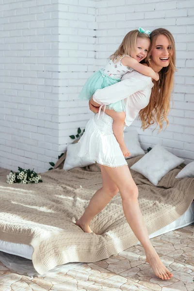 Mutter Und Tochter Haben Gemeinsam Spaß Mutter Reitet Ihre Tochter — Stockfoto