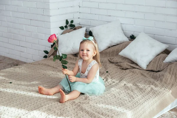 Une Petite Fille Est Assise Sur Lit Lumière Ensoleillée — Photo