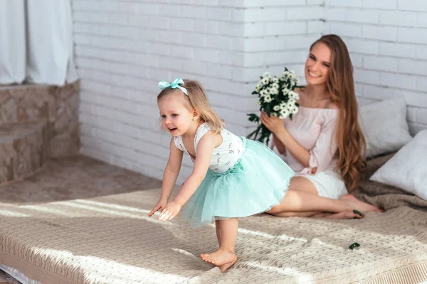 Lilla Dottern Gratulerar Sin Mamma Semestern Soligt Ljus Stockfoto