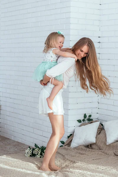 Mutter Und Tochter Haben Gemeinsam Spaß Mutter Reitet Ihre Tochter Stockbild