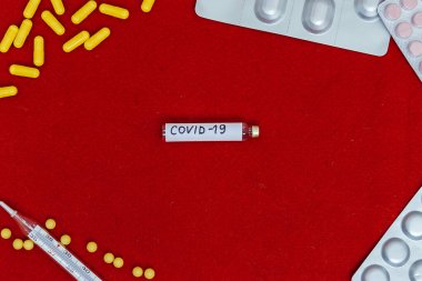 Soyut virüs modeli MERS-Cov veya orta doğu solunum sendromu Coronavirus ve Novel Coronavirus 2019-nCoV kırmızı keçeli arka planda yazılı. Pandemik Koruma Konsepti