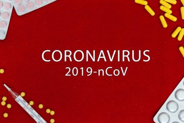 Soyut virüs modeli MERS-Cov veya orta doğu solunum sendromu Coronavirus ve Novel Coronavirus 2019-nCoV kırmızı keçeli arka planda yazılı. Pandemik Koruma Konsepti