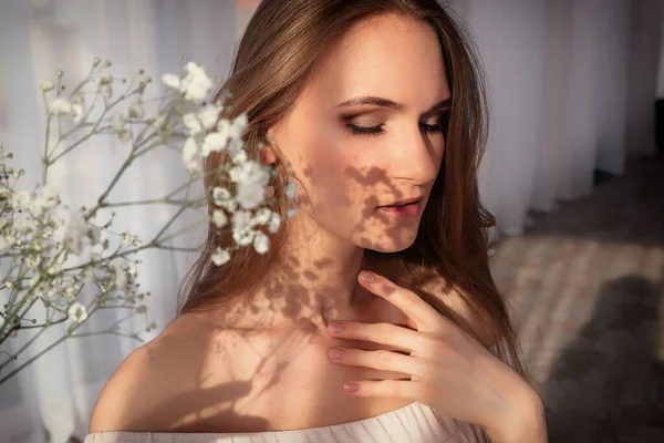 Schönheitsporträt Nahaufnahme Mit Dem Schatten Der Blumen Auf Dem Gesicht Stockfoto