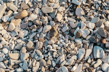 Sahilde çakıl taşları var. Kapat..
